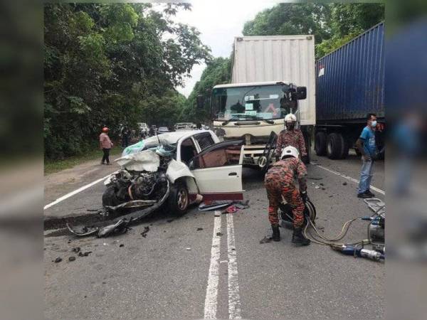 Seorang Maut Empat Cedera Kereta Bertembung Treler