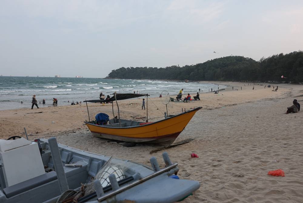 Suasana Di Pantai Teluk Kalong Sinar Harian