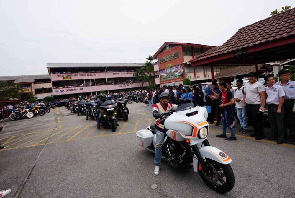 Geng motosikal jenama Harley Davidson menyambut persaraan Ahmad Ezzat dengan gemilangnya.