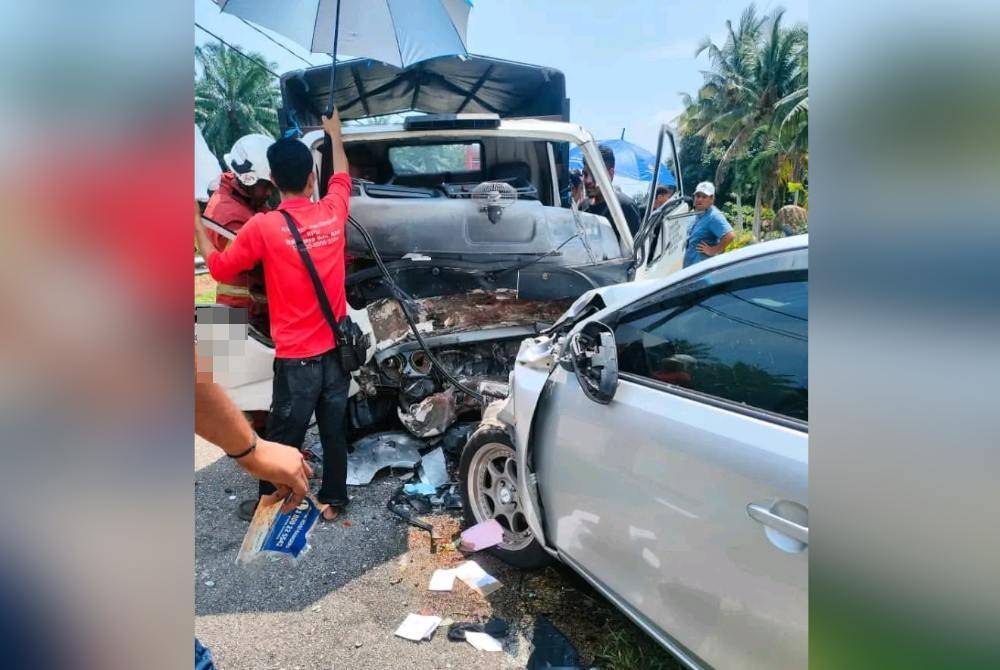 Keadaan kereta dan lori yang terlibat dalam kemalangan di Kilometer 12 Jalan Kuala Selangor-Rawang. 