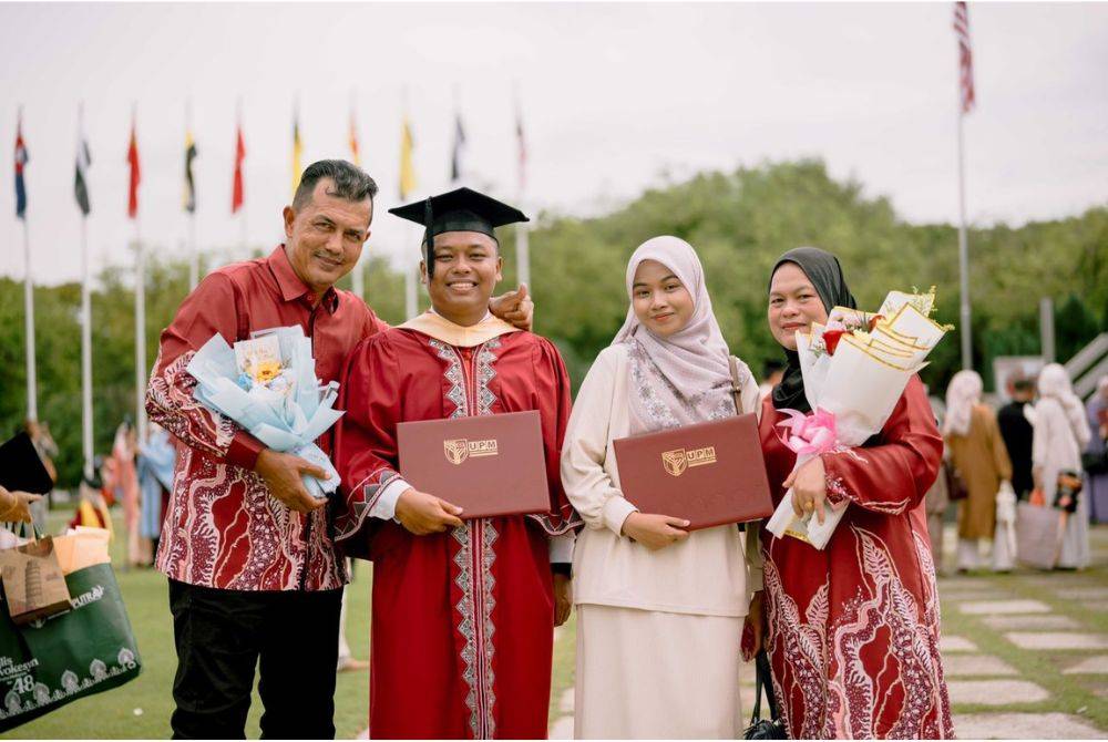 Muhammad Afig merakam momen bersejarah bersama ayah, adik perempuan dan ibunya.