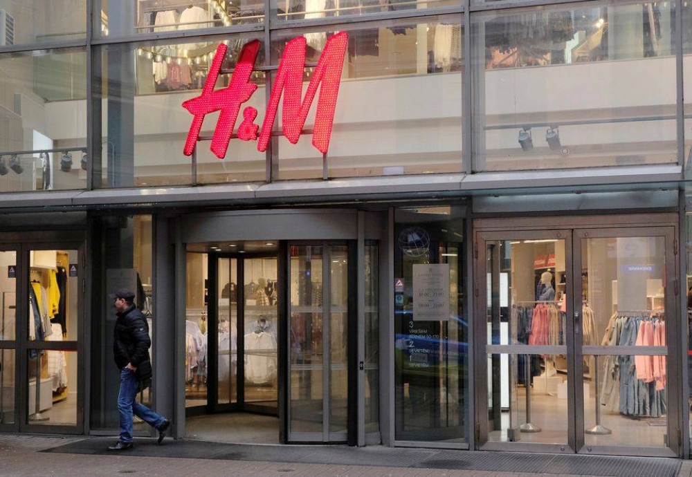 Fashion Giant H&M to lay off 1,500 staff in drive to cut soaring costs and  rescue profitsFashion Giant H&M to lay off 1,500 staff in drive to cut  soaring costs and rescue