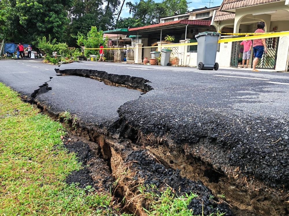 Landslide Area At Taman Bukit Berlian Declared As Disaster Site - Sinar ...