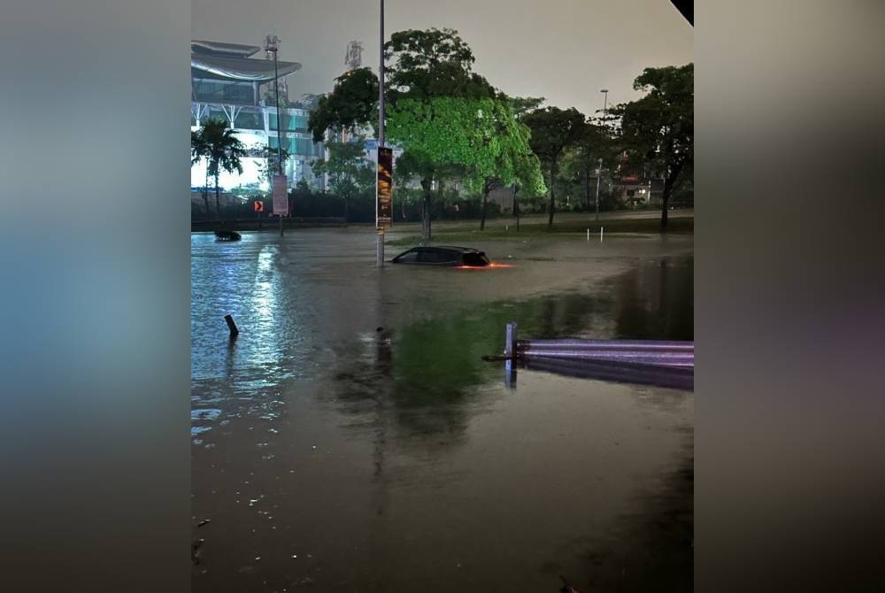 Woman rescued from stranded vehicle in Shah Alam flash floods  Sinar Daily