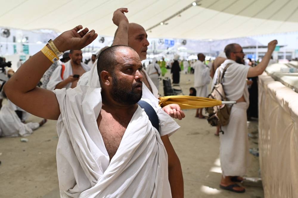 Huge Crowds Stone The Devil As Fiercely Hot Haj Winds Down Sinar Daily