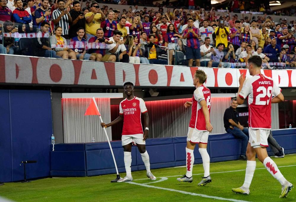 Leandro Trossard at the double as Gunners down Barcelona in Los Angeles