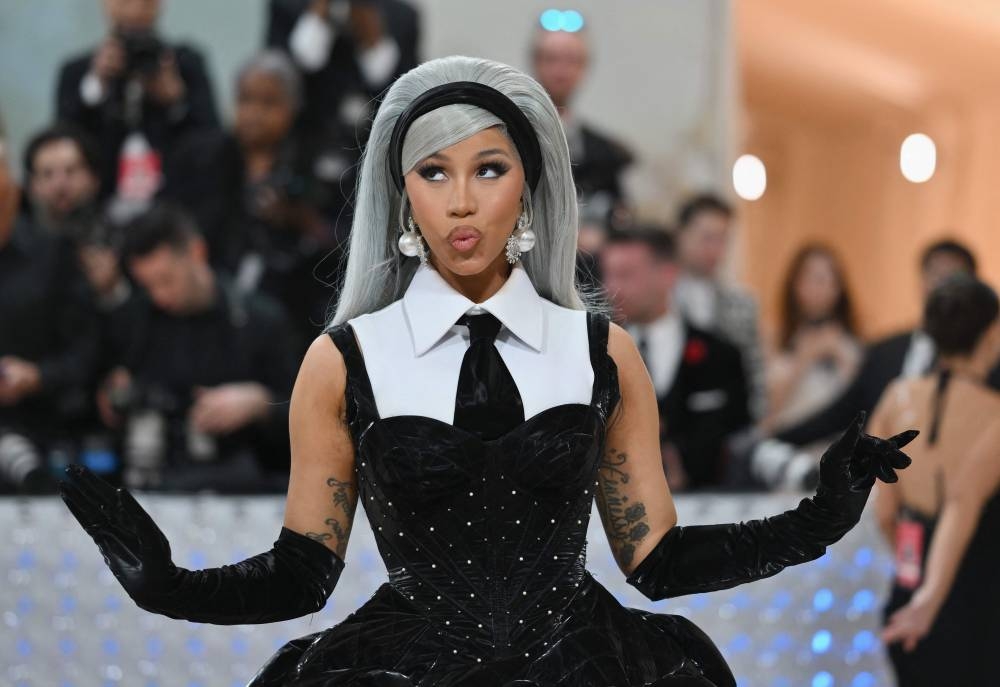 Rapper Cardi B escapes charges for throwing mic at fan - Sinar Daily