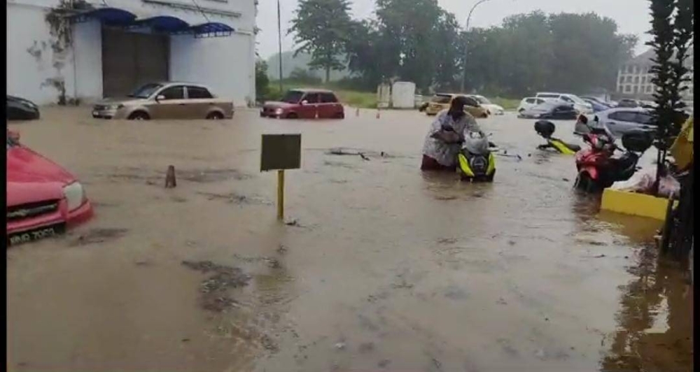 Shah Alam hit by flash floods due to heavy rain  Sinar Daily