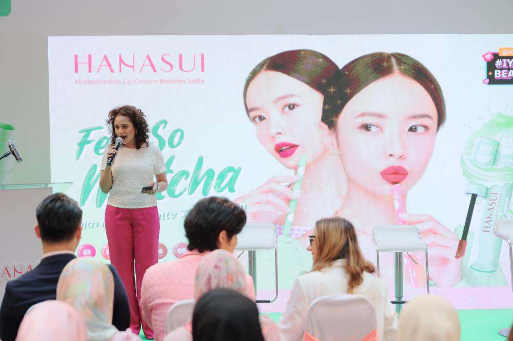 Host Fiza Frizzy engaging with the crowd at the launch of Hanasui during the Hanasui Matcha Beauty Sensation concourse event. - Photo from Teeni Enterprise's Management 