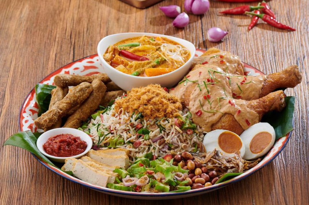娘惹 Nasi Ulam 是 Sepiring 的招牌拼盘之一，其中的米饭以鸡肉馅点缀，搭配 ayam percik、kerabu kacang botol、咸蛋和 keropok lekor。