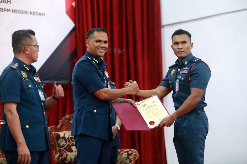 Malaysian Fire and Rescue Department director-general Datuk Nor Hisham Mohammad (centre) presenting the Fire Service Medal, the 2024 Excellent Service Award and the 30-Year Service Certificate. - Photo by Bernama