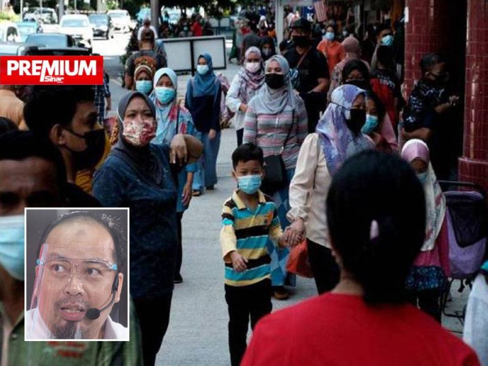 Pakar ekonomi berpendapat golongan B40 dan M40 paling berisiko muflis kerana mereka berada dalam kategori paling lambat untuk pulih. Gambar kecil: Ahmed Razman