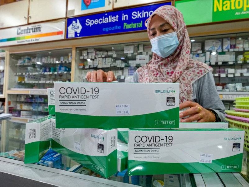 Kini orang awam boleh menjalani saringan kendiri bagi mendapatkan keputusan mengenai status jangkitan Covid-19 mereka dengan cepat dan mudah dengan pembelian kit ujian kendiri Covid-19. -Foto Bernama