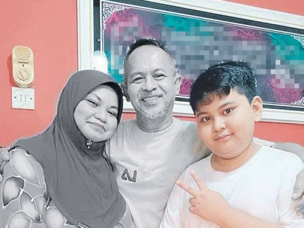 Gambar terakhir Aizam Danish Kharal Anuar bersama kedua ibu bapanya ketika menyambut Hari Bapa di rumah mereka di Rawang.