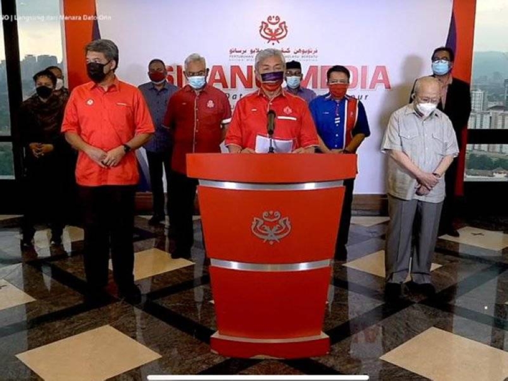 Ahmad Zahid (tengah) sewaktu sidang akhbar secara maya pada Selasa. Turut hadir beberapa pemimpin UMNO.