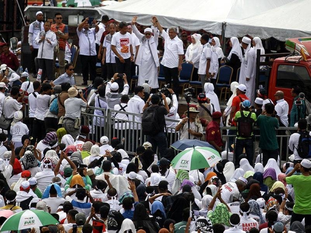 Presiden UMNO, Datuk Seri Dr Ahmad Zahid Hamidi dan Presiden Pas, Datuk Seri Abdul Hadi Awang turut menyertai perhimpunan menolak ratifikasi Konvensyen Antarabangsa Me­ngenai Penghapusan Segala Bentuk Diskriminasi Kaum (ICERD) di Dataran Merdeka pada 8 Disember 2018. 