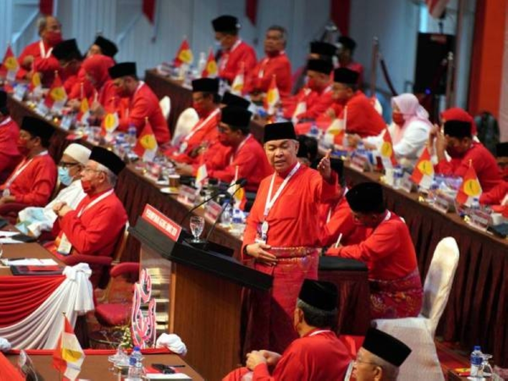 
UMNO perlu menyelesaikan segera isu parti itu dengan RoS sekiranya tidak mahu berdepan dengan siasatan dan penggantungan pendaftaran.