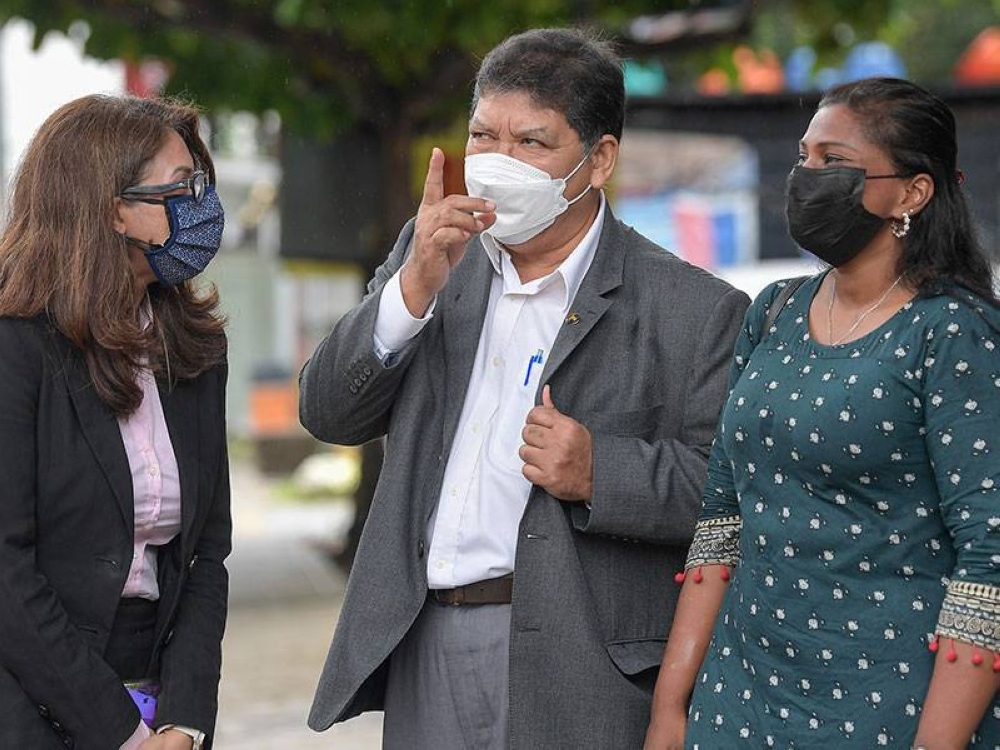 Ahli Parlimen Batu Kawan Kasthuriraani Patto (kanan) dan Johari (dua, kanan) bersama peguam Sangeet Kaur Deo selepas memberi keterangan di Balai Polis Dang Wangi berkaitan sekumpulan Ahli Parlimen dari parti pembangkang yang berkumpul di Dataran Merdeka kerana tidak dibenarkan memasuki bangunan Parlimen, pada Isnin lepas.  - Foto Bernama