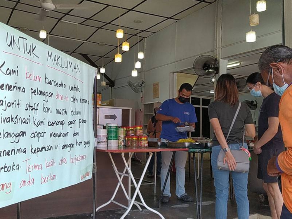 Restoran Iqa Corner, Malim Nawar, Perak masih tidak membenarkan pelanggan makan di premis berkenaan disebabkan pekerja masih tidak menerima vaksin sepenuhnya.