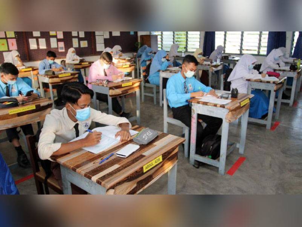 Ramai ibu bapa masih bimbang untuk menghantar anak ke sekolah berikutan bilangan kes positif Covid-19 di Malaysia yang belum reda ketika ini.