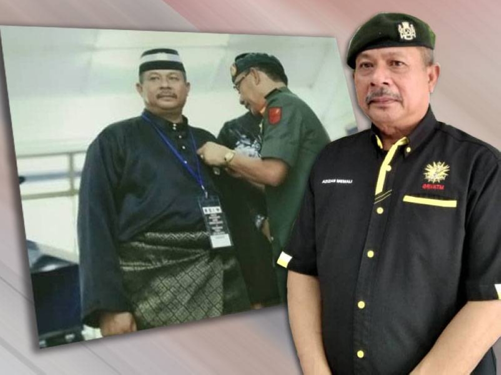 Azizan menerima Pingat Jasa Malaysia di Kem Tapah, Perak pada tahun 2014.