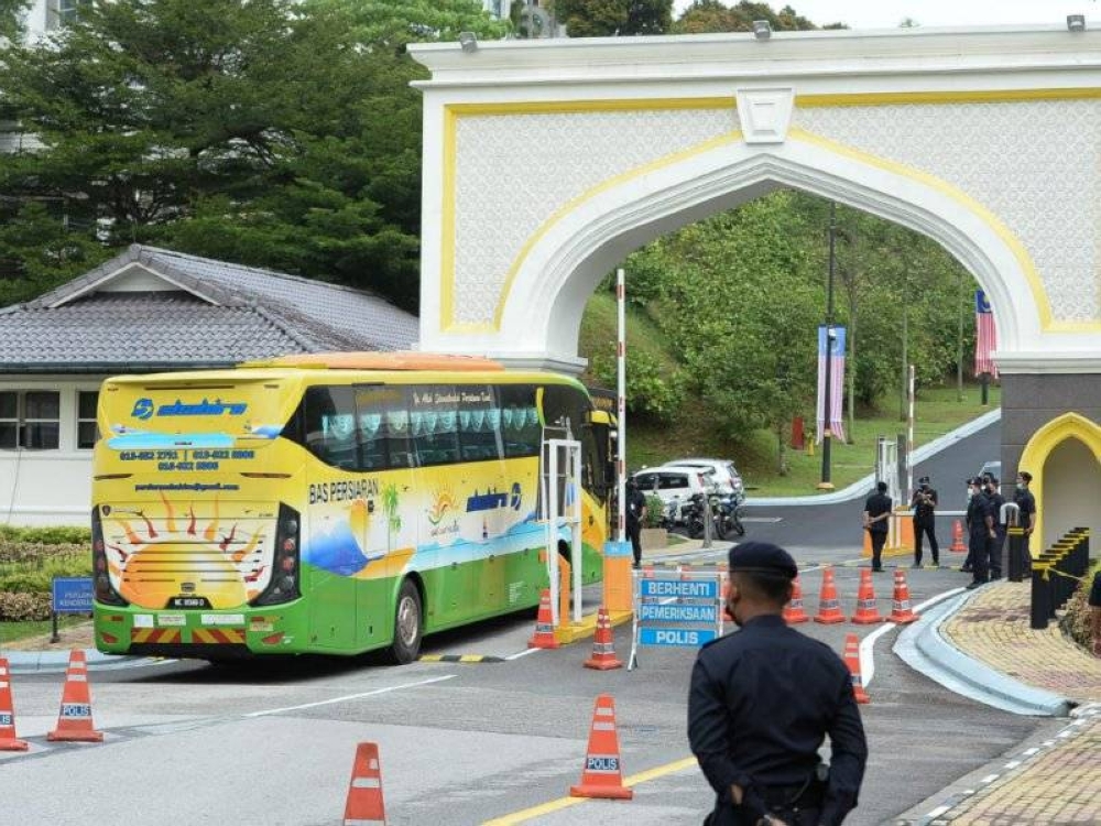 Sebahagian ahli Parlimen menaiki bas memasuki Istana Negara.