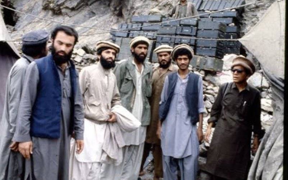 Penulis (kanan) berjaya masuk ke Afghanistan pada tahun 1989.