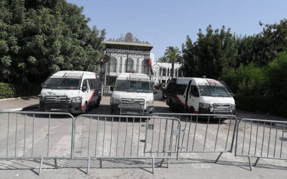 Polis menutup dan mengawal pintu masuk Parlimen selepas Presiden Tunisia menggantung Parlimen negara itu. - AFP