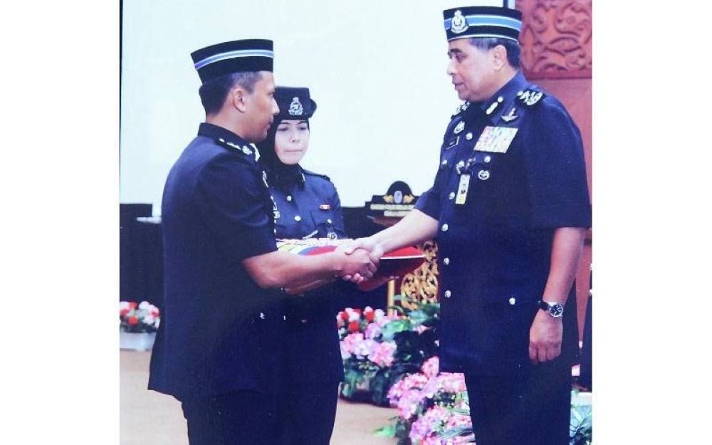 Saiful Bahari ketika menerima sijil Anugerah Perkhidmatan Cemerlang 2013.