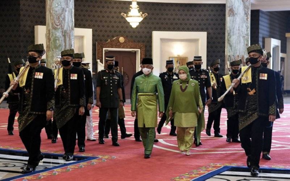 Yang di-Pertuan Agong, Al-Sultan Abdullah Ri'ayatuddin Al-Mustafa Billah Shah dan Raja Permaisuri Agong, Tunku Hajah Azizah Aminah Maimunah Iskandariah berkenan berangkat pada Istiadat Pengurniaan Surat Cara Pelantikan dan Istiadat Mengangkat Sumpah Jawatan dan Setia serta Sumpah Rahsia Menteri dan Timbalan Menteri Persekutuan di Istana Negara pada Isnin. 