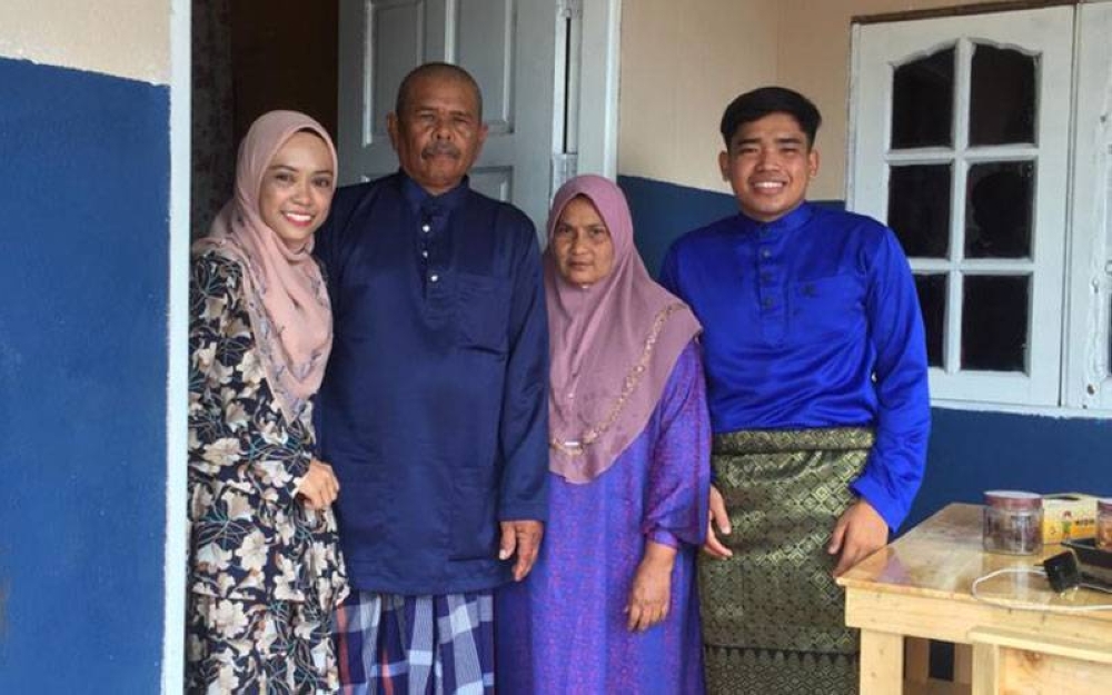 Mohd Merdeka (dua dari kiri) bersama anaknya Izzatunnabila (paling kiri), isterinya, Che Kiah Othman (dua dari kanan) dan anak buah, Muhammad Syafiq Abd Talib (paling kanan).