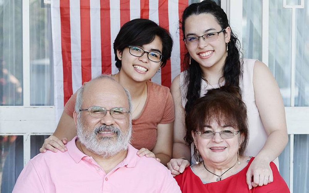 Tun Kamalul Zaman Abdul Jamal (kiri bawah) bersama isteri, Victoria Margarita Riera Sanchez (kanan bawah) dan anak-anaknya,Tun Malaysia Venecia (kanan atas) dan Tun Mardeka Victoria Zaman Riera (kiri atas).