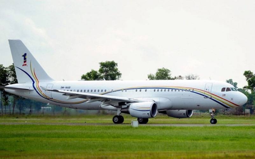 Pesawat Eksekutif Airbus Corporate Jetliner (ACJ 320) melakukan penerbangan rasmi pertama dengan membawa Yang di-Pertuan Agong Tuanku Abdul Halim Mu'adzam Shah dari Lapangan Terbang Sultan Abdul Halim ke Lapangan Terbang Antarabangsa Langkawi  pada Mei 2015. - Foto Bernama