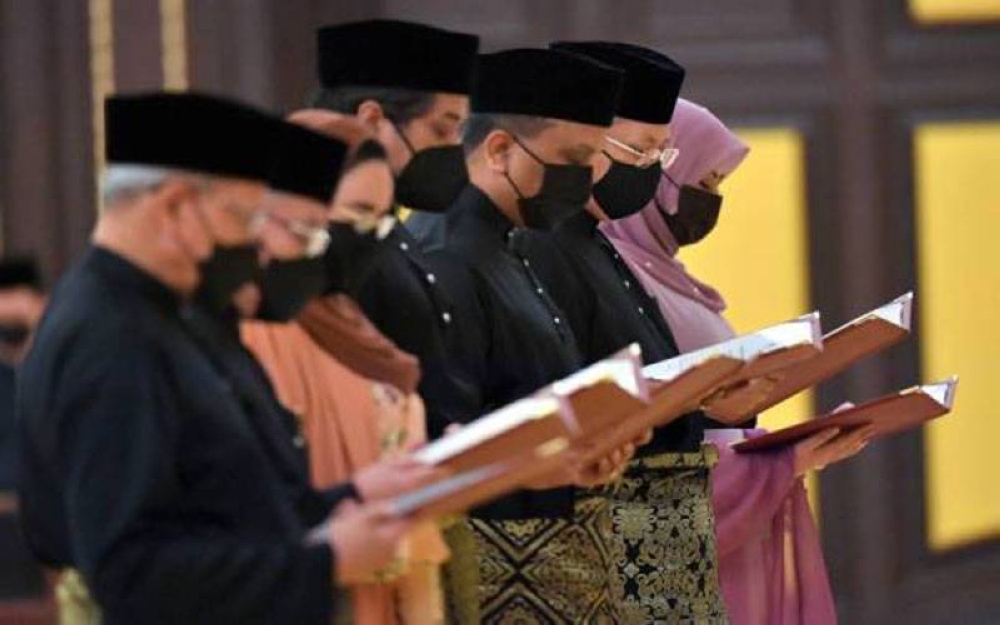 Istiadat Pengurniaan Surat Cara Pelantikan dan Istiadat Mengangkat Sumpah Jawatan dan Setia serta Sumpah Rahsia Menteri dan Timbalan Menteri Persekutuan di hadapan Yang di-Pertuan Agong, Al-Sultan Abdullah Ri’ayatuddin Al-Mustafa Billah Shah di Istana Negara pada Isnin. - Foto Bernama