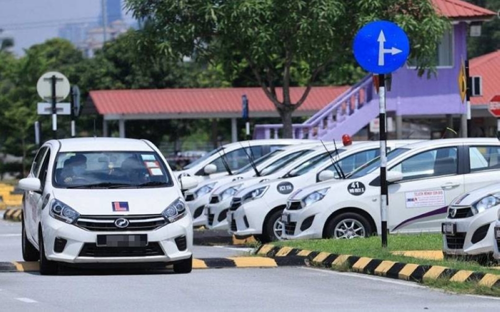 Penutupan institut memandu di seluruh negara akibat PKP menyebabkan lebih sejuta individu tidak dapat membuat lesen memandu.