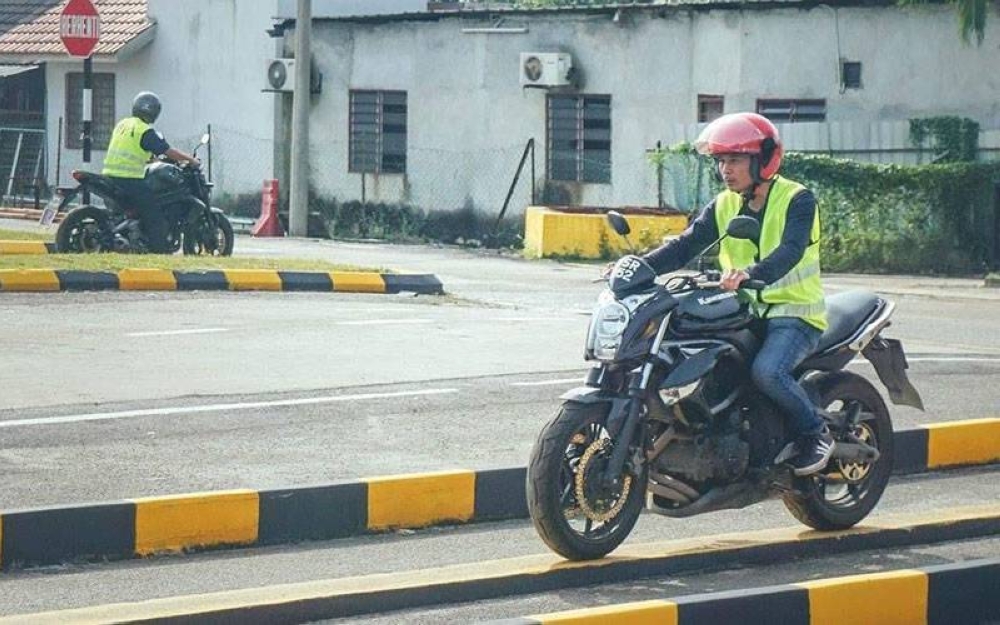 Penutupan institut memandu dan latihan di seluruh negara akibat Perintah Kawalan Pergerakan (PKP) menyebabkan lebih sejuta individu tidak dapat membuat lesen memandu.