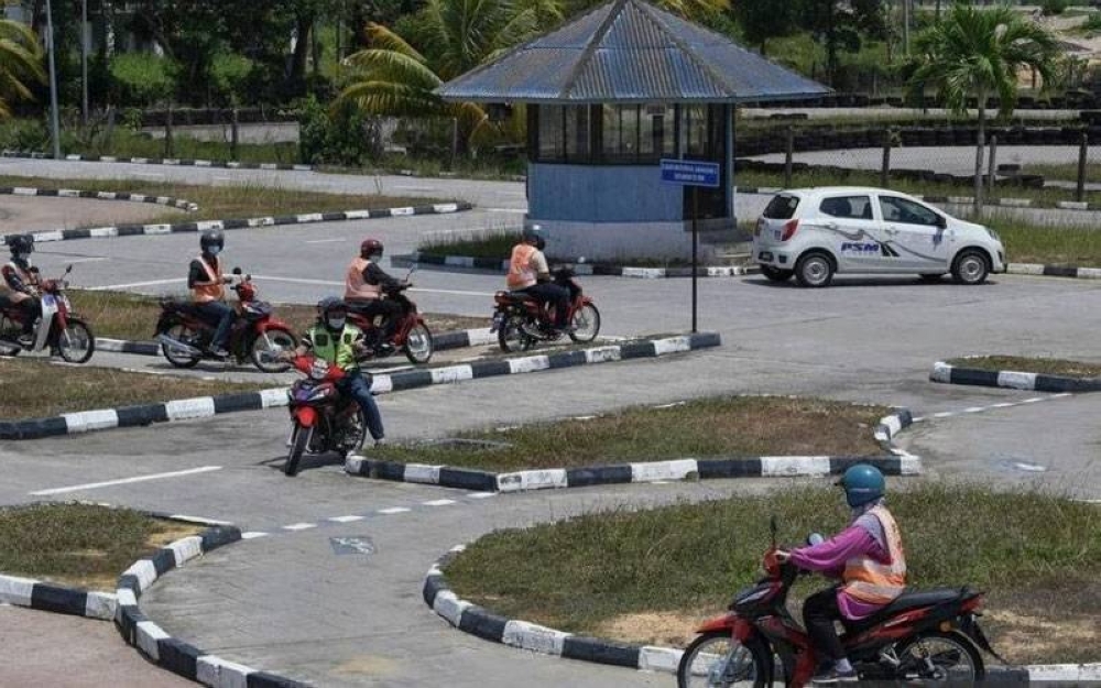 Latihan memandu ditutup buat sementara waktu disebabkan pandemik Covid-19.