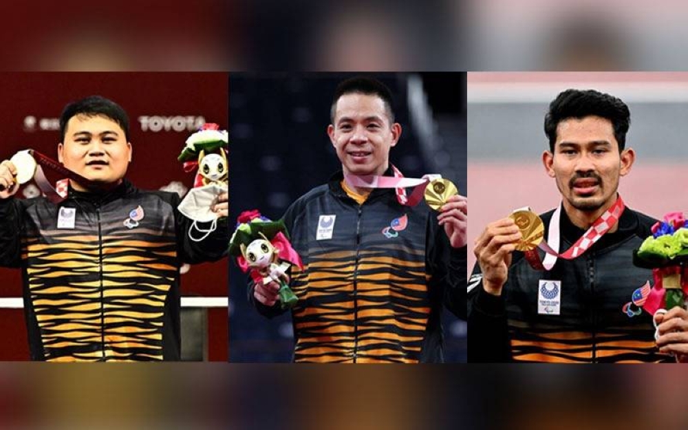 Dari kiri; Bonnie Bunyau, Liek Hou dan Abdul Latif menunjukkan pingat emas dimenangi pada temasya Sukan Paralimpik Tokyo 2020. 