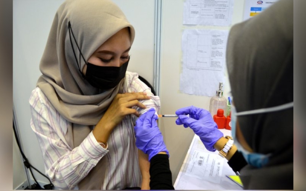 Polisi ‘No jab, No job’ wajar dilakukan di semua sektor pekerjaan secepatnya bagi mengurangkan jangkitan Covid-19 di samping menjaga keselamatan serta kebajikan pekerja lain yang sudah divaksin. - Foto Bernama