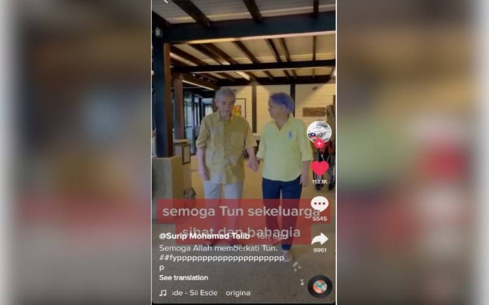 Keratan video Pak Lah dan Tun Jeanne berpimpin tangan yang mendapat lebih 113,000 tontonan.