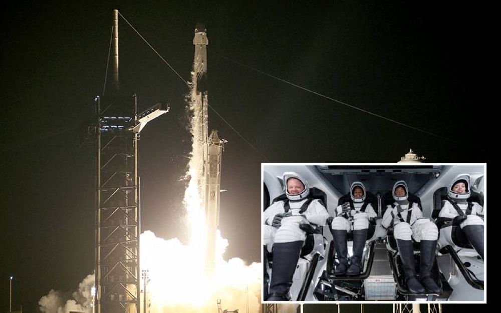 Roket Falcon 9 yang membawa kapsul Crew Dragon berjaya dilancarkan dari tapak pelancaran 39A di Pusat Angkasa Kennedy. (Gambar kecil: Dari kiri: Sembroski, Proctor, Isaacman dan Arceneaux ketika bersiap sedia di kerusi masing-masing dalam kapsul Dragon sebelum ia berlepas dari Cape Canaveral di Florida.)