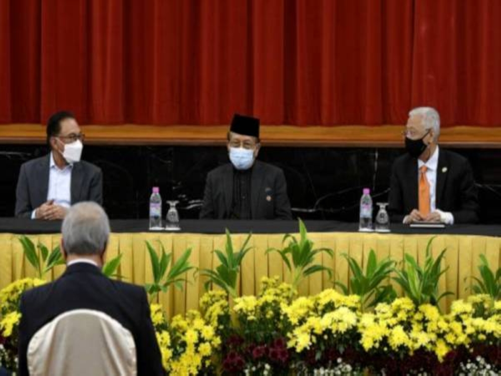 Ismail Sabri (kanan) bersama Anwar (kiri) ketika hadir pada Majlis Menandatangani Memorandum Persefahaman Transformasi Dan Kestabilan Politik Di Antara Kerajaan Persekutuan Dan Pakatan Harapan di Bangunan Parlimen pada 13 September lalu. -Foto Bernama