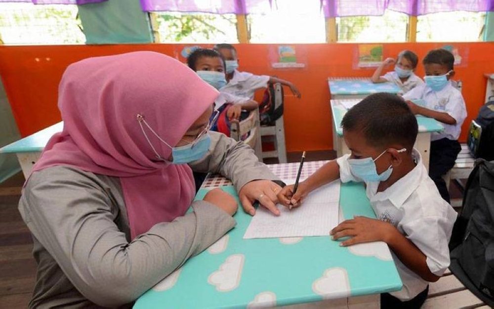 Sistem pendidikan sekolah rendah ketika ini terlalu terikat dengan kandungan buku teks. - Gambar hiasan. Foto Bernama