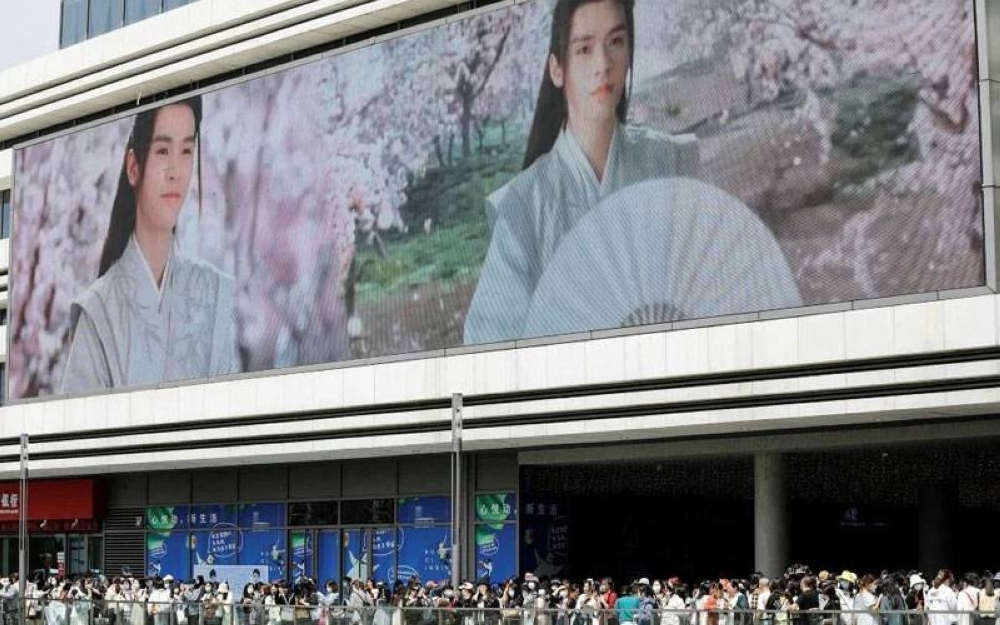 Gambar fail menunjukkan sejumlah penduduk China sanggup beratur untuk menyaksikan satu konsert tempatan di Suzhou pada 3 Mei lalu. - Foto AFP/STR