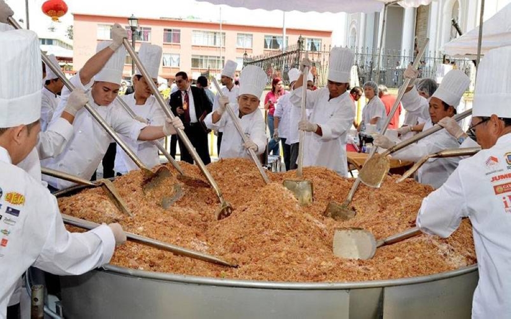 Gambar fail menunjukkan cef-cef Costa Rica dan China memasak nasi goreng iaitu makanan penduduk di negara itu pada tahun 2013. - Foto AFP