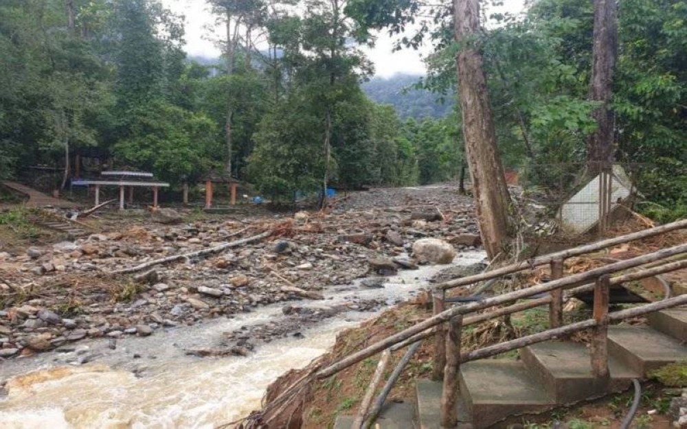 Alam sekitar dan persekitaran rosak teruk selepas tragedi kepala air berlaku dari puncak Gunung Jerai.