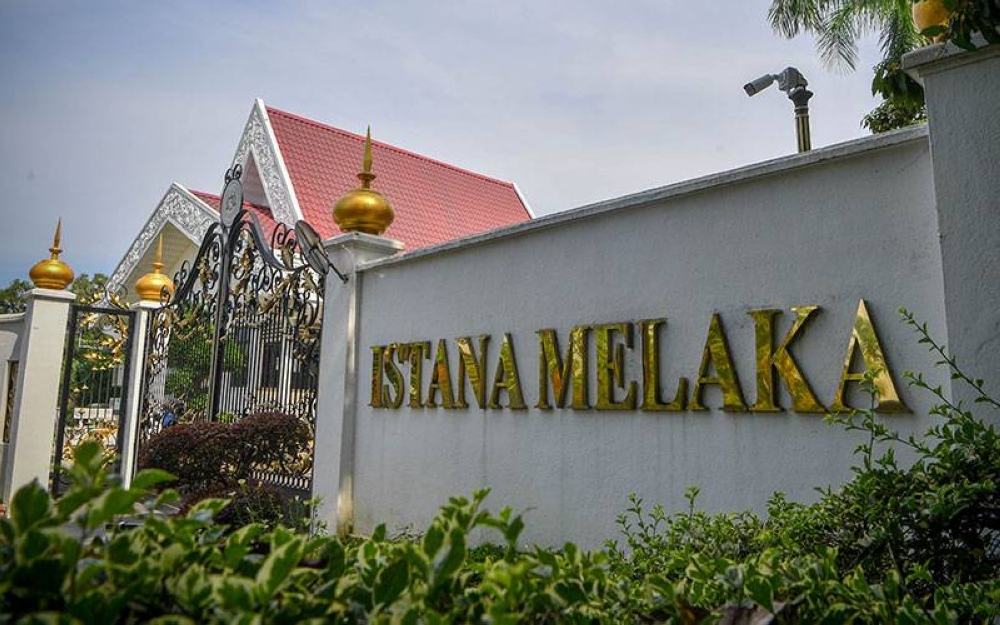 Istana Melaka yang merupakan kediaman rasmi Yang di-Pertua Negeri Melaka. PH mahu mencabar keputusan pembubaran DUN di mahkamah.