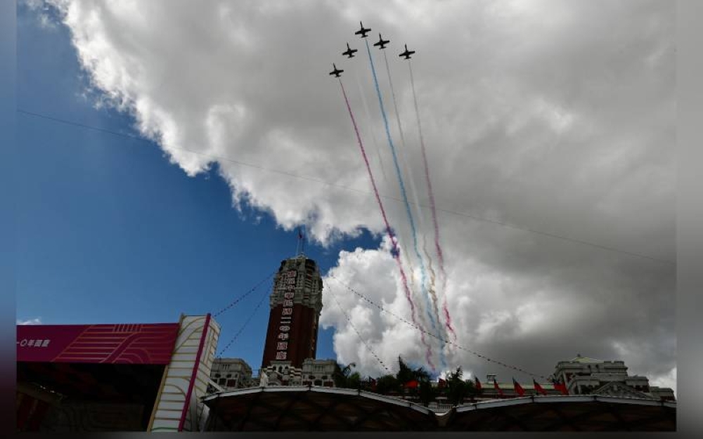 Demonstrasi jet pejuang AT-3 melakukan aksi penerbangan di atas Istana Presiden di Taipei. - AFP