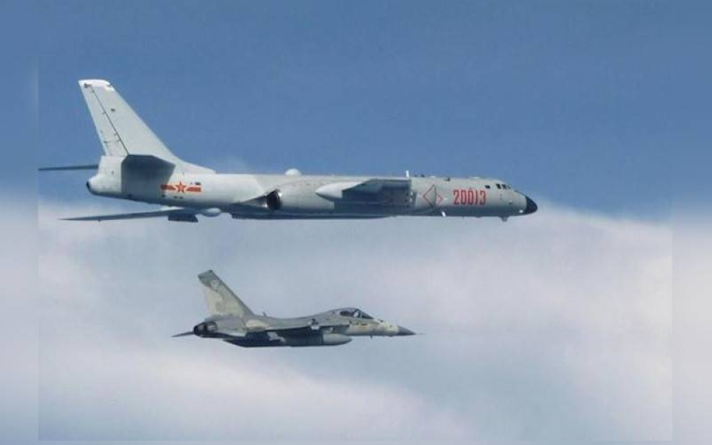 Jet pejuang dan pesawat pengebom China yang didakwa menceroboh zon ADIZ. - AFP