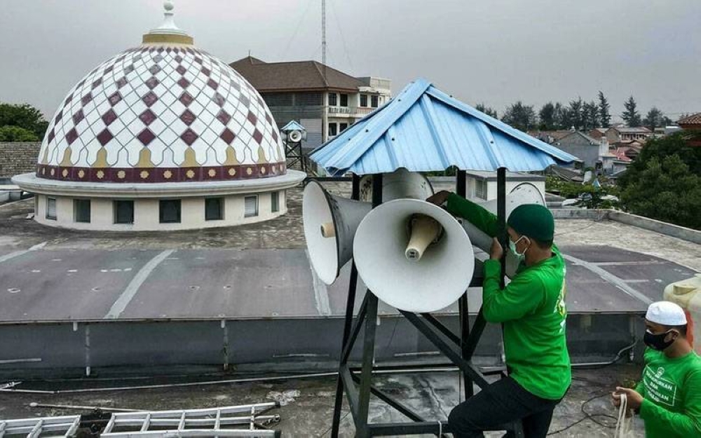 Alat pembesar suara digunakan bagi memperdengarkan azan di sebuah masjid di Jakarta. - Foto AFP